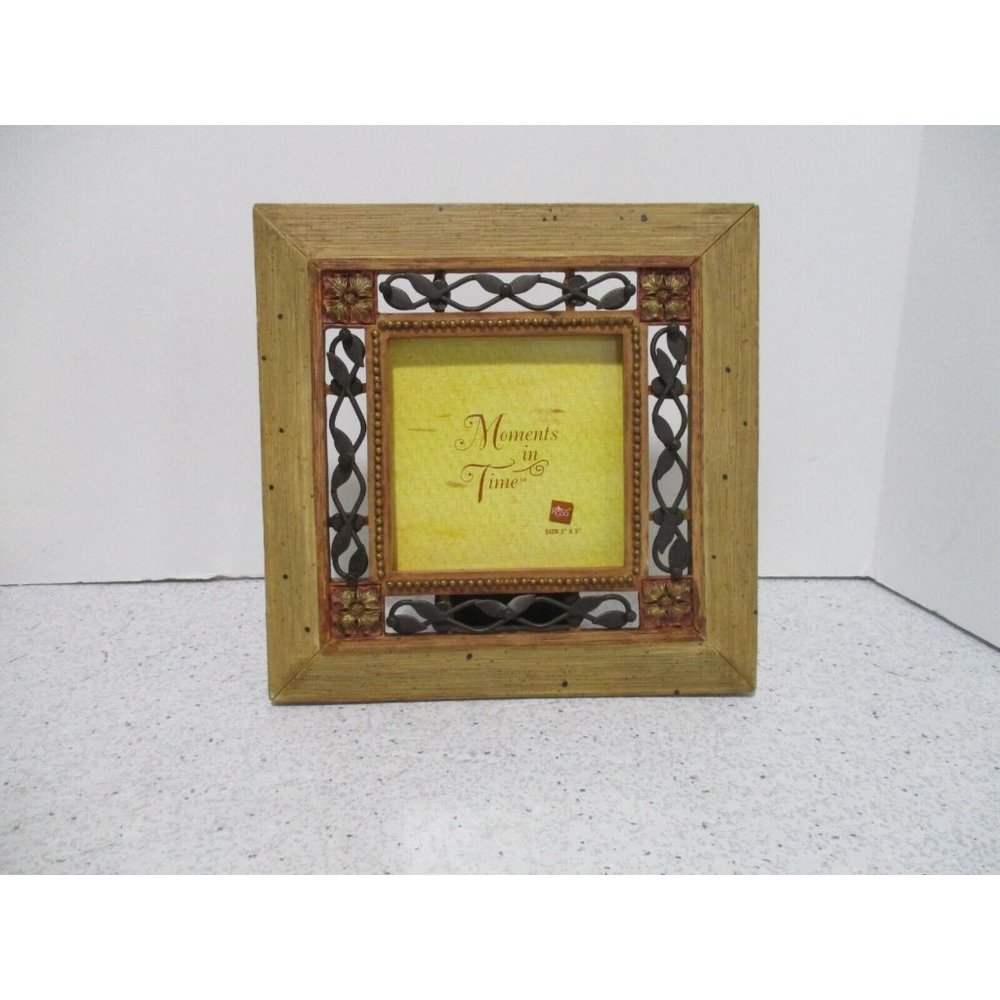 *RUSS Moments in Time Handpainted Wood Carved Design 3" x 3" Table Top Frame